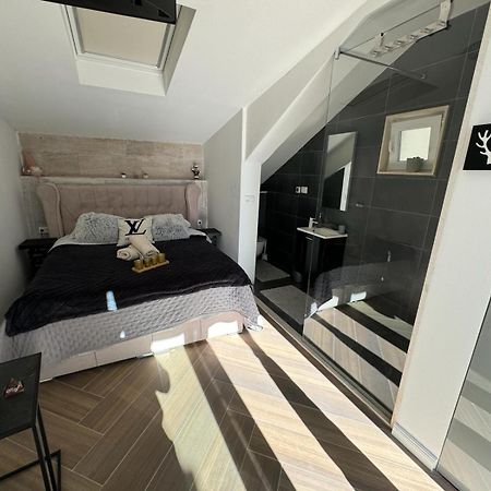 Luxury Apartment Martinis With Pool สปลิท ภายนอก รูปภาพ