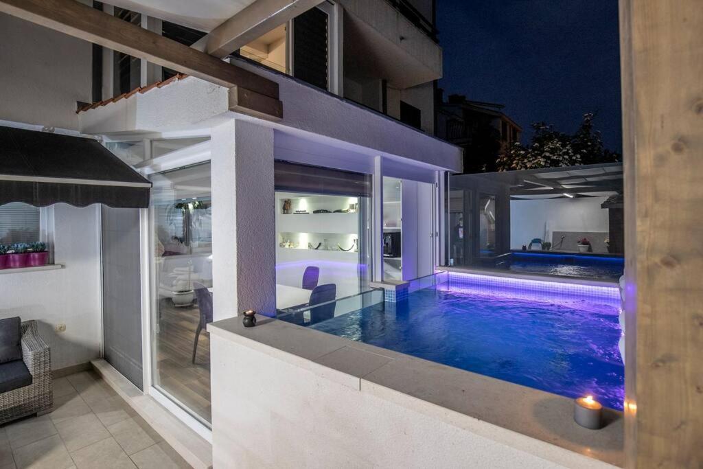 Luxury Apartment Martinis With Pool สปลิท ภายนอก รูปภาพ