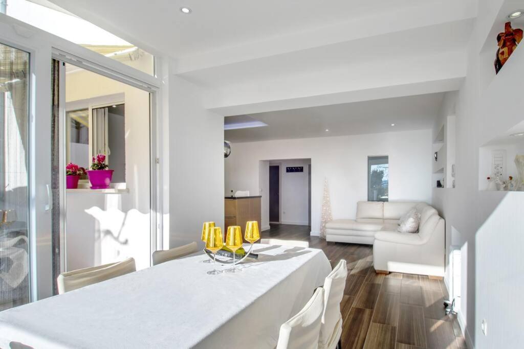Luxury Apartment Martinis With Pool สปลิท ภายนอก รูปภาพ