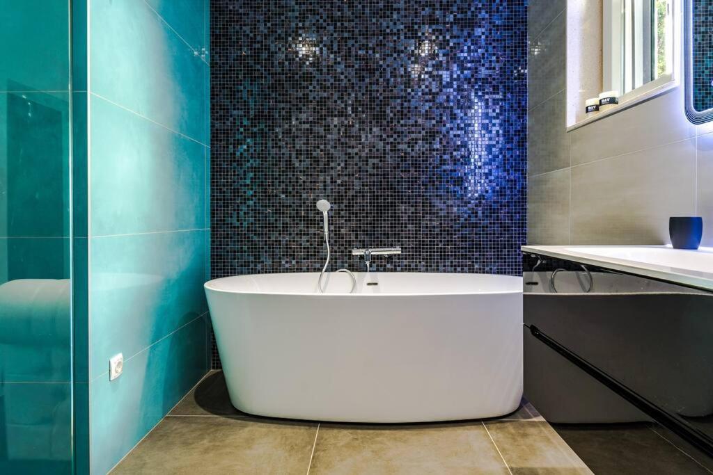 Luxury Apartment Martinis With Pool สปลิท ภายนอก รูปภาพ