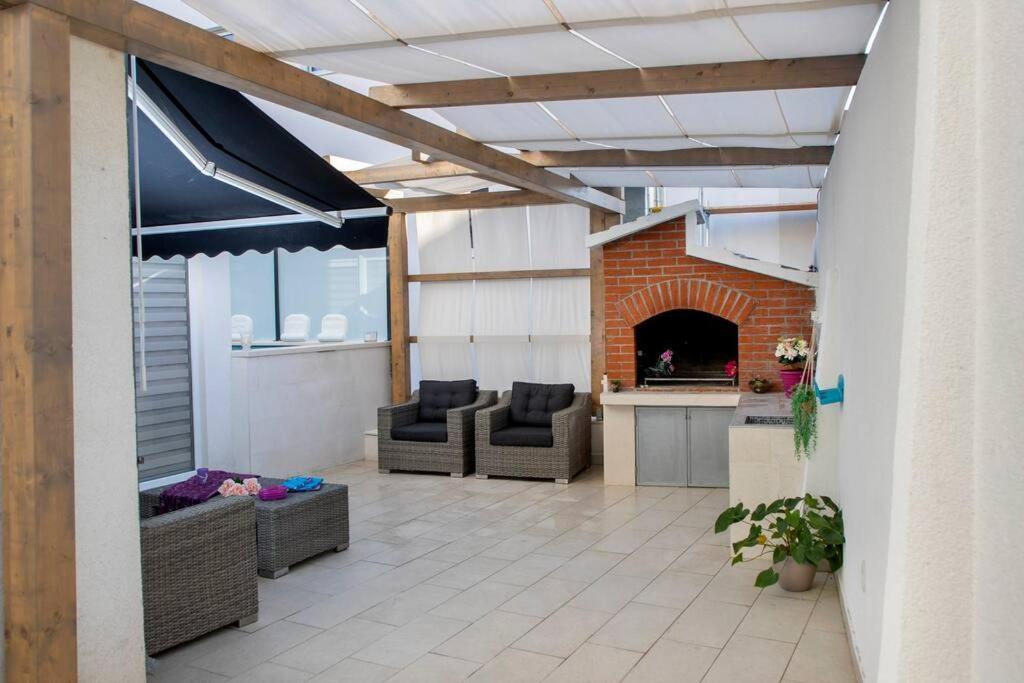 Luxury Apartment Martinis With Pool สปลิท ภายนอก รูปภาพ