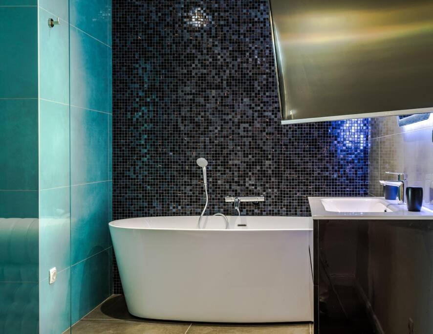 Luxury Apartment Martinis With Pool สปลิท ภายนอก รูปภาพ