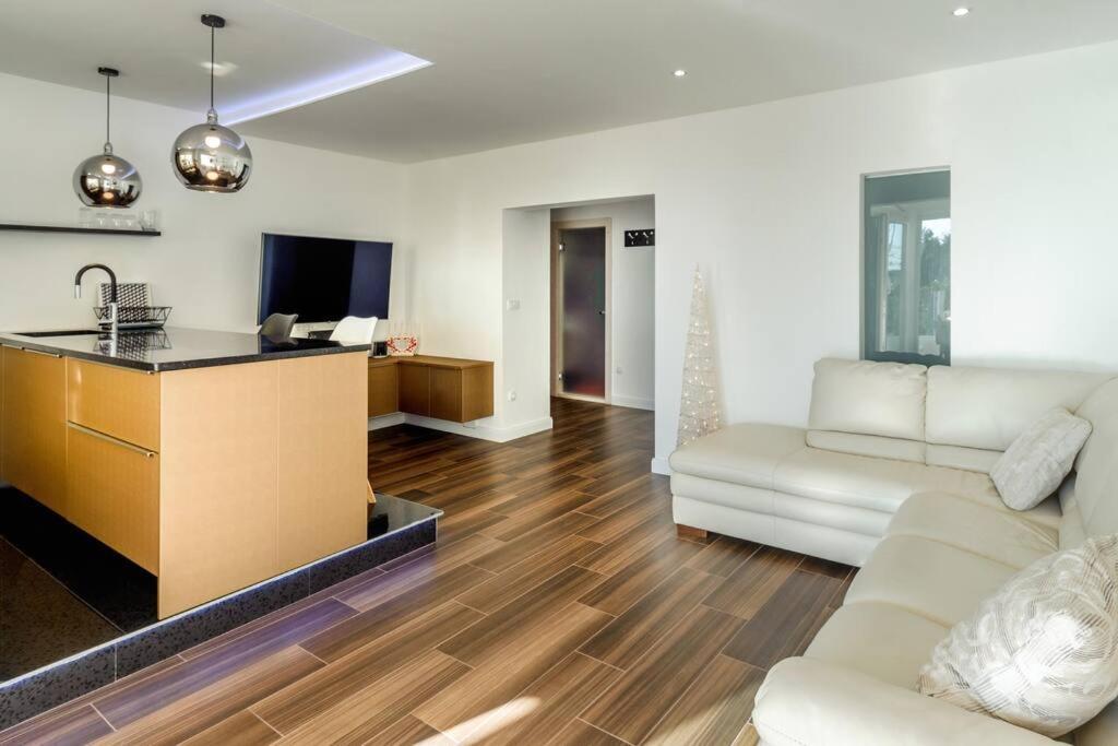 Luxury Apartment Martinis With Pool สปลิท ภายนอก รูปภาพ