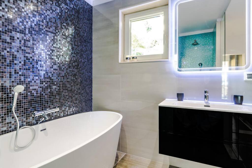 Luxury Apartment Martinis With Pool สปลิท ภายนอก รูปภาพ