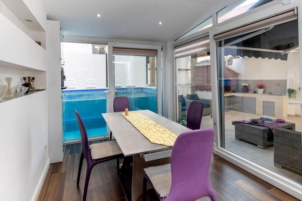 Luxury Apartment Martinis With Pool สปลิท ภายนอก รูปภาพ
