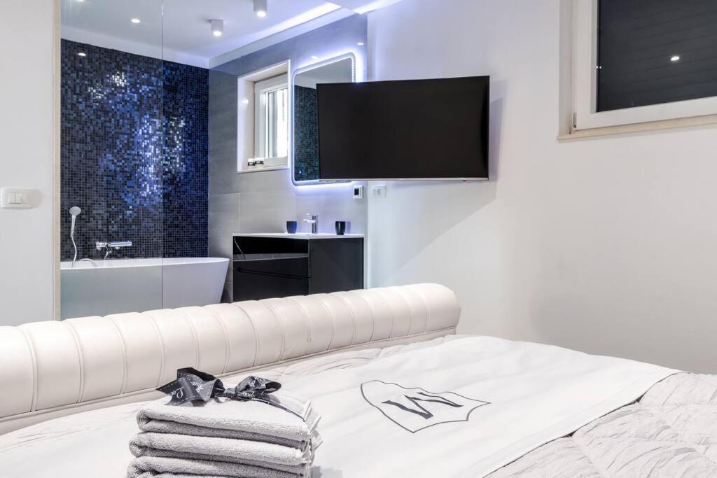 Luxury Apartment Martinis With Pool สปลิท ภายนอก รูปภาพ