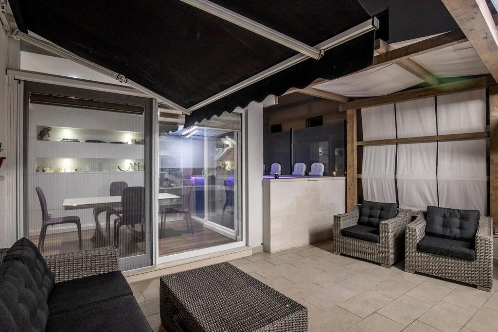 Luxury Apartment Martinis With Pool สปลิท ภายนอก รูปภาพ