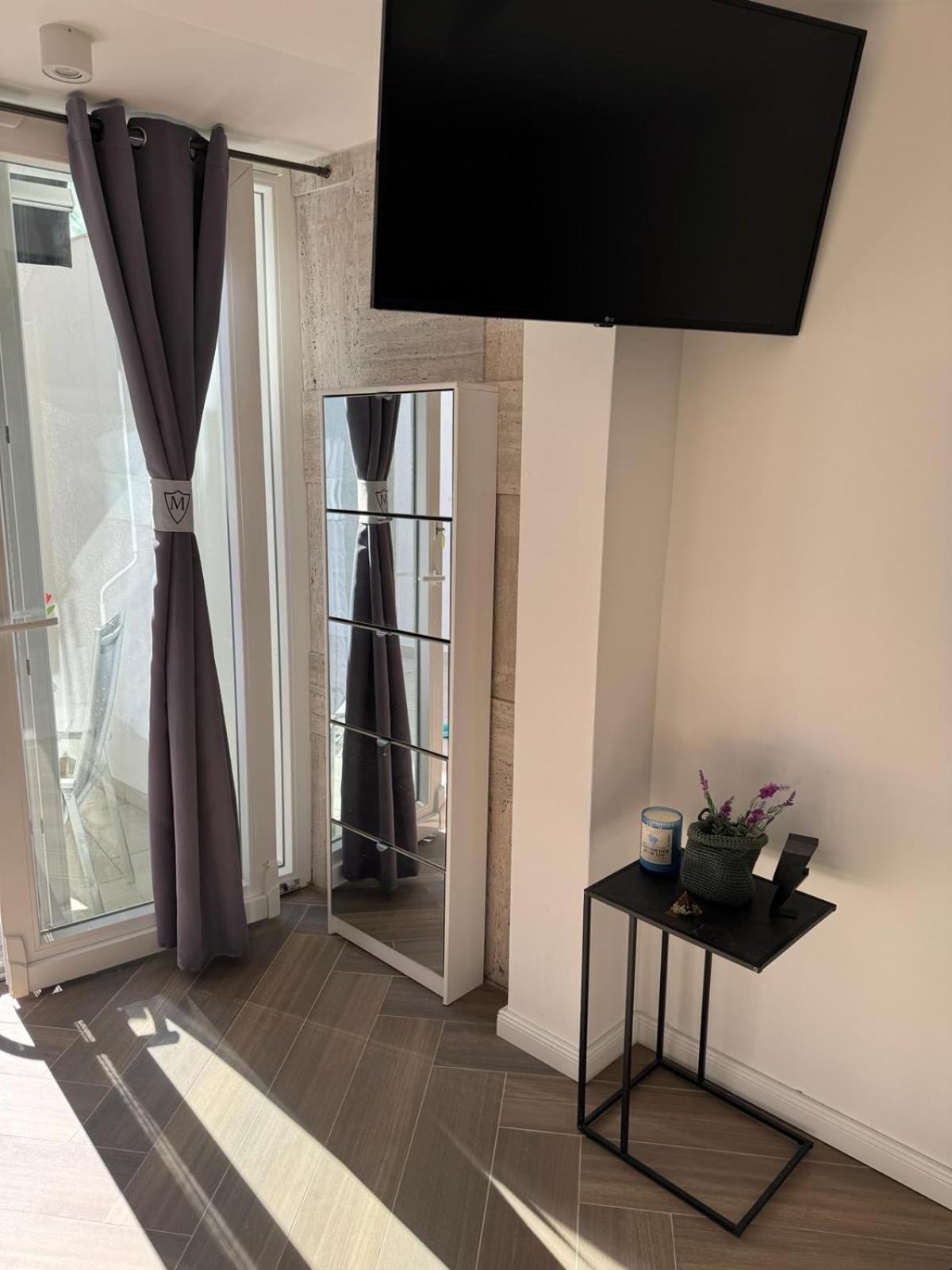 Luxury Apartment Martinis With Pool สปลิท ภายนอก รูปภาพ