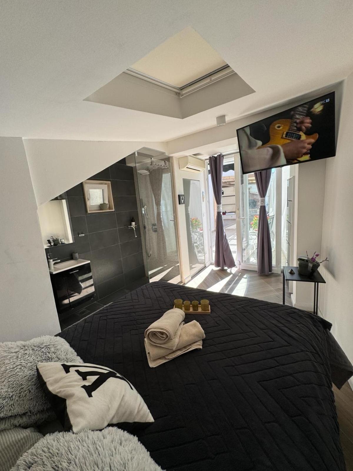 Luxury Apartment Martinis With Pool สปลิท ภายนอก รูปภาพ