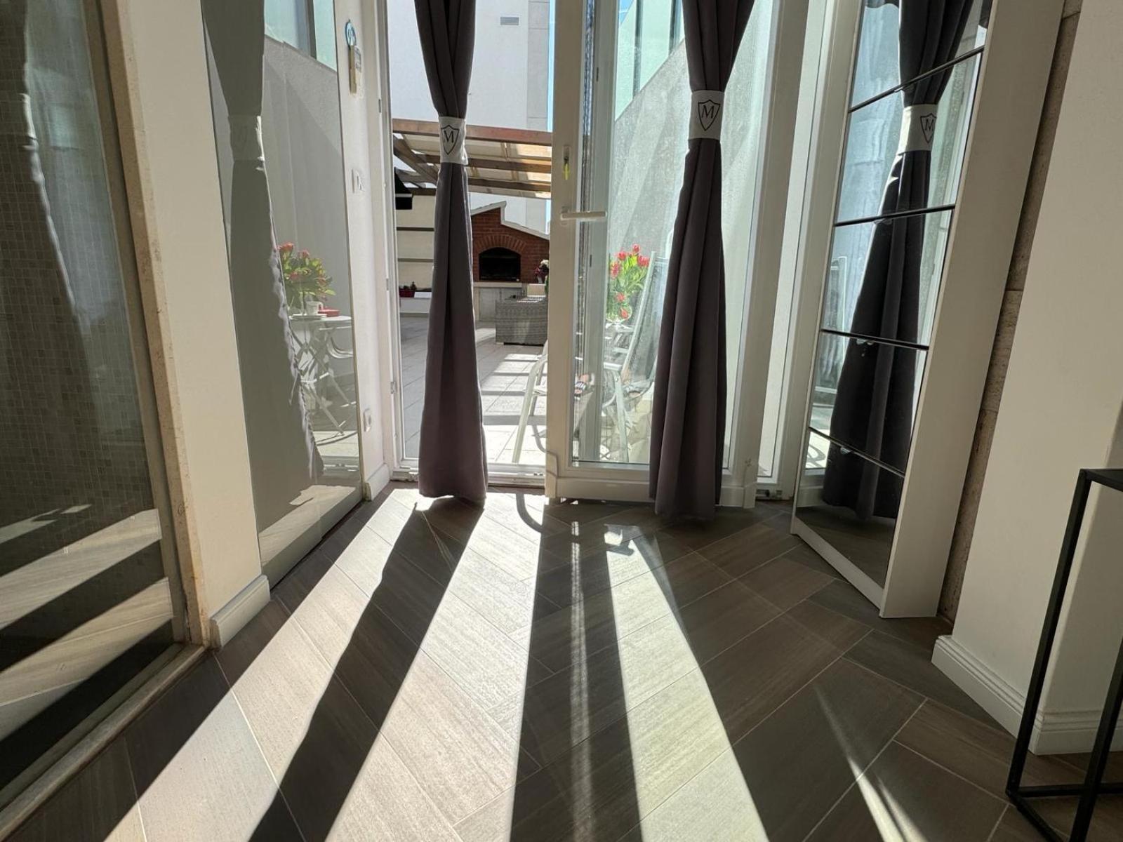 Luxury Apartment Martinis With Pool สปลิท ภายนอก รูปภาพ